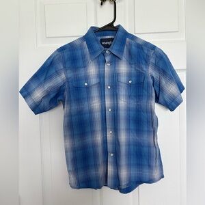 Boys Size large 10-12 short sleeve blue & white plaid Wrangler pearl snap shirt